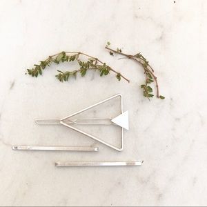 Set of 3 bobby pins.